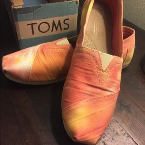 SOLD Toms size 9
